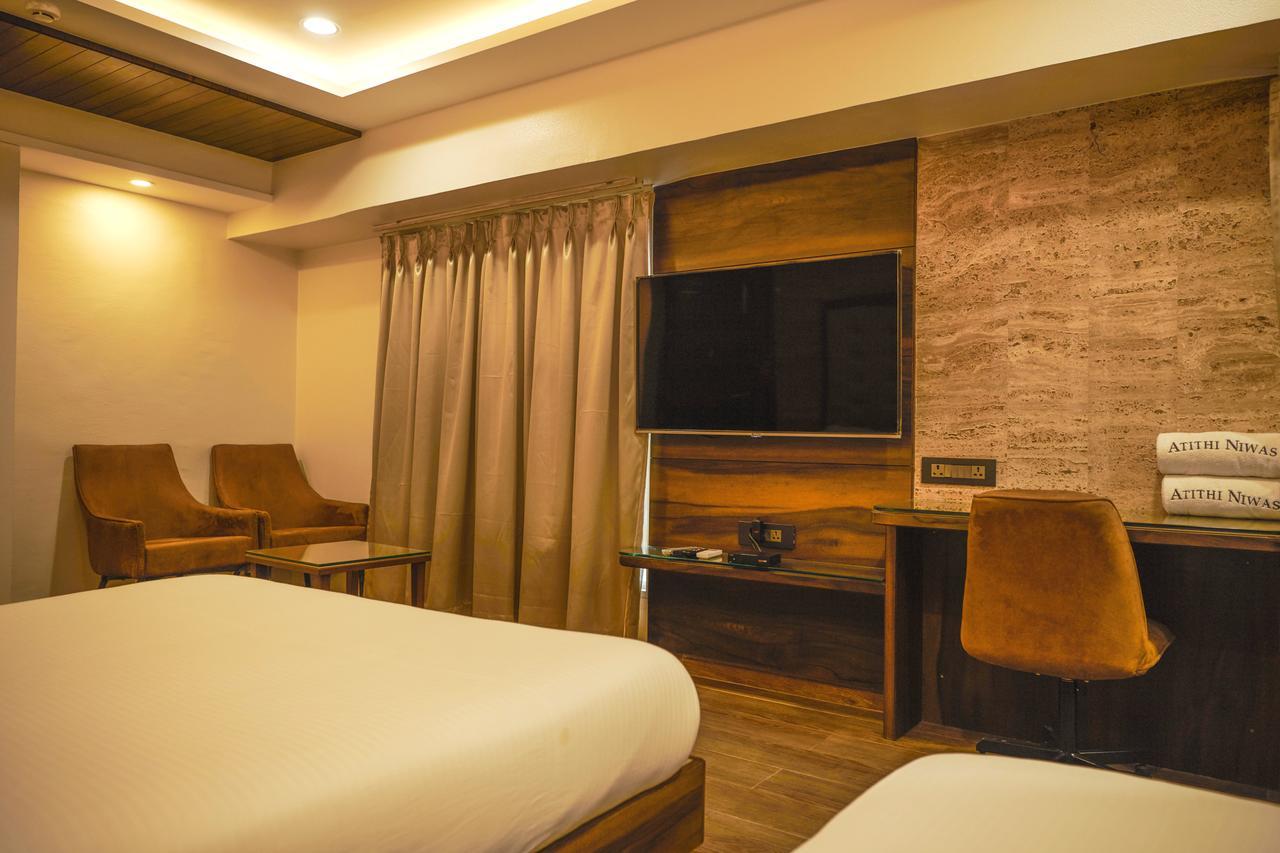Hôtel The Atithi Niwas à Indore Extérieur photo